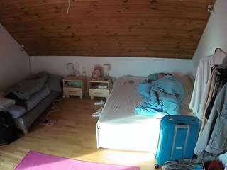 X Cam Models camsoda voyeurcam-julmodels-whitebed-2