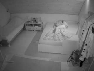 Cam To Cam Models camsoda voyeurcam-julmodels-whitebed-2