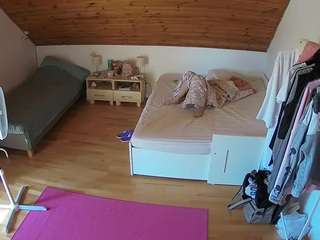 Voyeur House Cl B camsoda voyeurcam-julmodels-whitebed-2