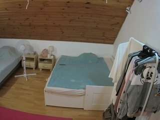 Live Model Cams camsoda voyeurcam-julmodels-whitebed-2