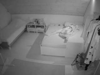 Cam Models Web camsoda voyeurcam-julmodels-whitebed-2