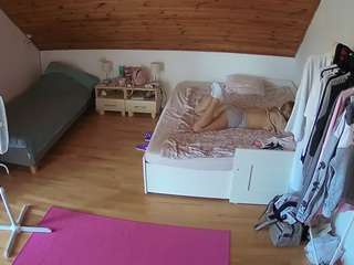 Voyeru House camsoda voyeurcam-julmodels-whitebed-2