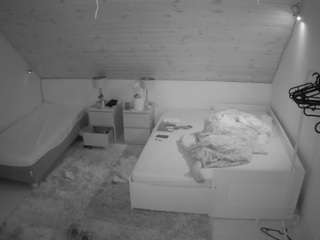 voyeurcam-julmodels-whitebed-2