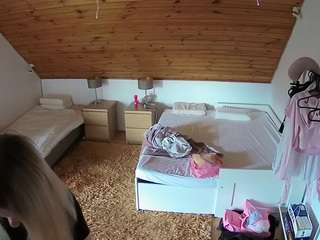 voyeurcam-julmodels-whitebed-2