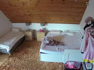 voyeurcam-julmodels-whitebed-2