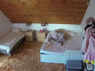 voyeurcam-julmodels-whitebed-2