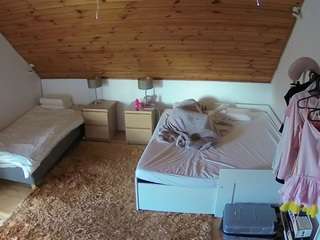 voyeurcam-julmodels-whitebed-2