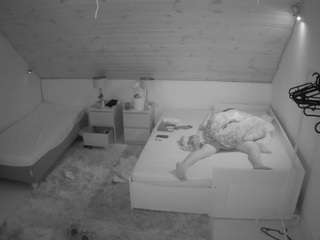 voyeurcam-julmodels-whitebed-2