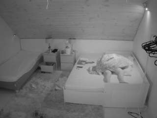 voyeurcam-julmodels-whitebed-2