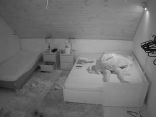 voyeurcam-julmodels-whitebed-2