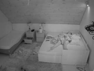 voyeurcam-julmodels-whitebed-2