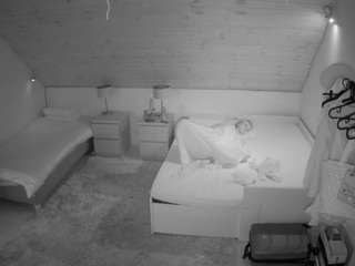 voyeurcam-julmodels-whitebed-2