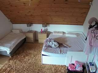 voyeurcam-julmodels-whitebed-2