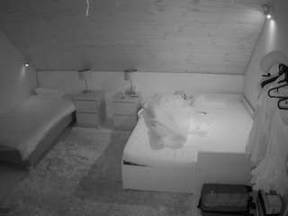 voyeurcam-julmodels-whitebed-2