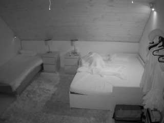 voyeurcam-julmodels-whitebed-2