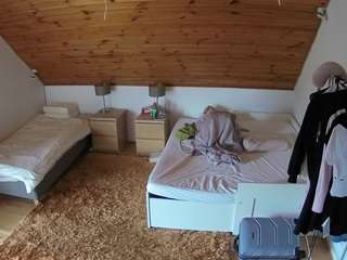 voyeurcam-julmodels-whitebed-2