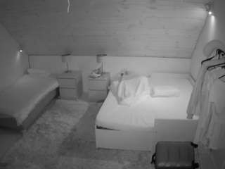 voyeurcam-julmodels-whitebed-2