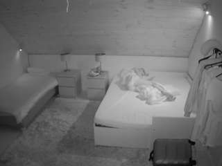 voyeurcam-julmodels-whitebed-2