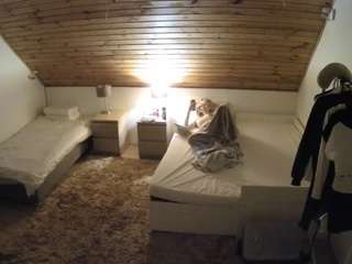 voyeurcam-julmodels-whitebed-2