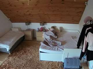 voyeurcam-julmodels-whitebed-2