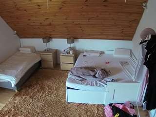 voyeurcam-julmodels-whitebed-2