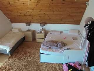 voyeurcam-julmodels-whitebed-2