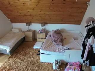 voyeurcam-julmodels-whitebed-2