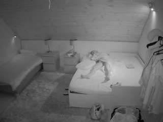 voyeurcam-julmodels-whitebed-2