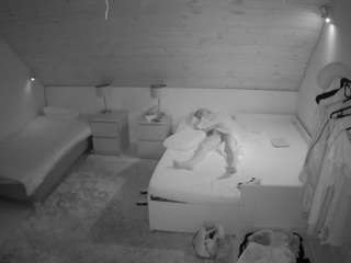 voyeurcam-julmodels-whitebed-2