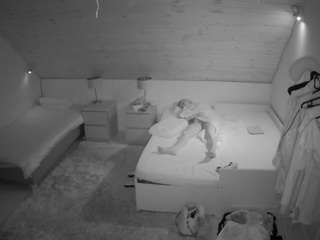 voyeurcam-julmodels-whitebed-2