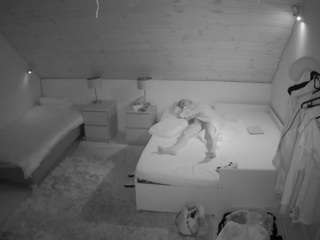 voyeurcam-julmodels-whitebed-2