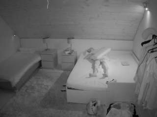 voyeurcam-julmodels-whitebed-2