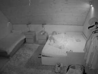 voyeurcam-julmodels-whitebed-2