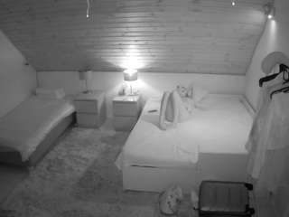 voyeurcam-julmodels-whitebed-2