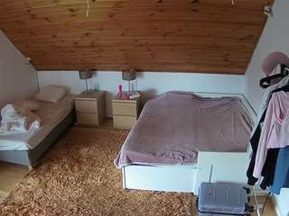 voyeurcam-julmodels-whitebed-2
