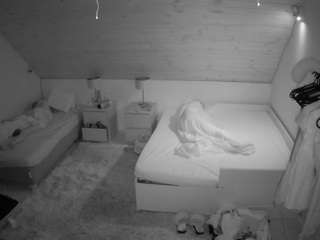 voyeurcam-julmodels-whitebed-2