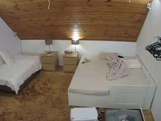 voyeurcam-julmodels-whitebed-2