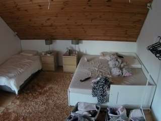 voyeurcam-julmodels-whitebed-2
