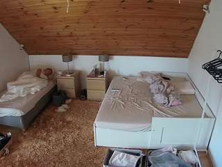 voyeurcam-julmodels-whitebed-2