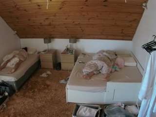 voyeurcam-julmodels-whitebed-2