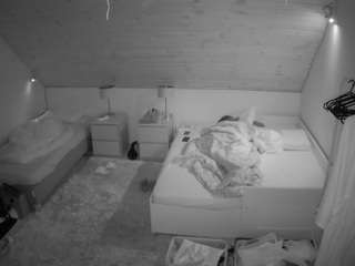 voyeurcam-julmodels-whitebed-2