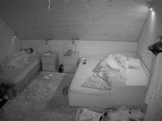 voyeurcam-julmodels-whitebed-2