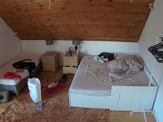 voyeurcam-julmodels-whitebed-2