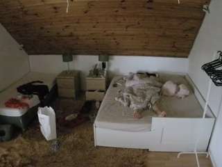 voyeurcam-julmodels-whitebed-2