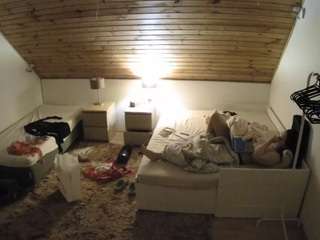 voyeurcam-julmodels-whitebed-2