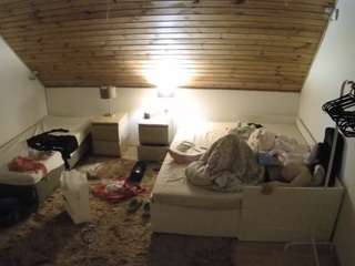 voyeurcam-julmodels-whitebed-2