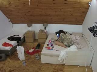 voyeurcam-julmodels-whitebed-2
