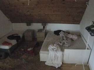 voyeurcam-julmodels-whitebed-2