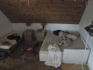 voyeurcam-julmodels-whitebed-2