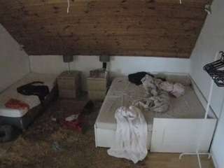 voyeurcam-julmodels-whitebed-2